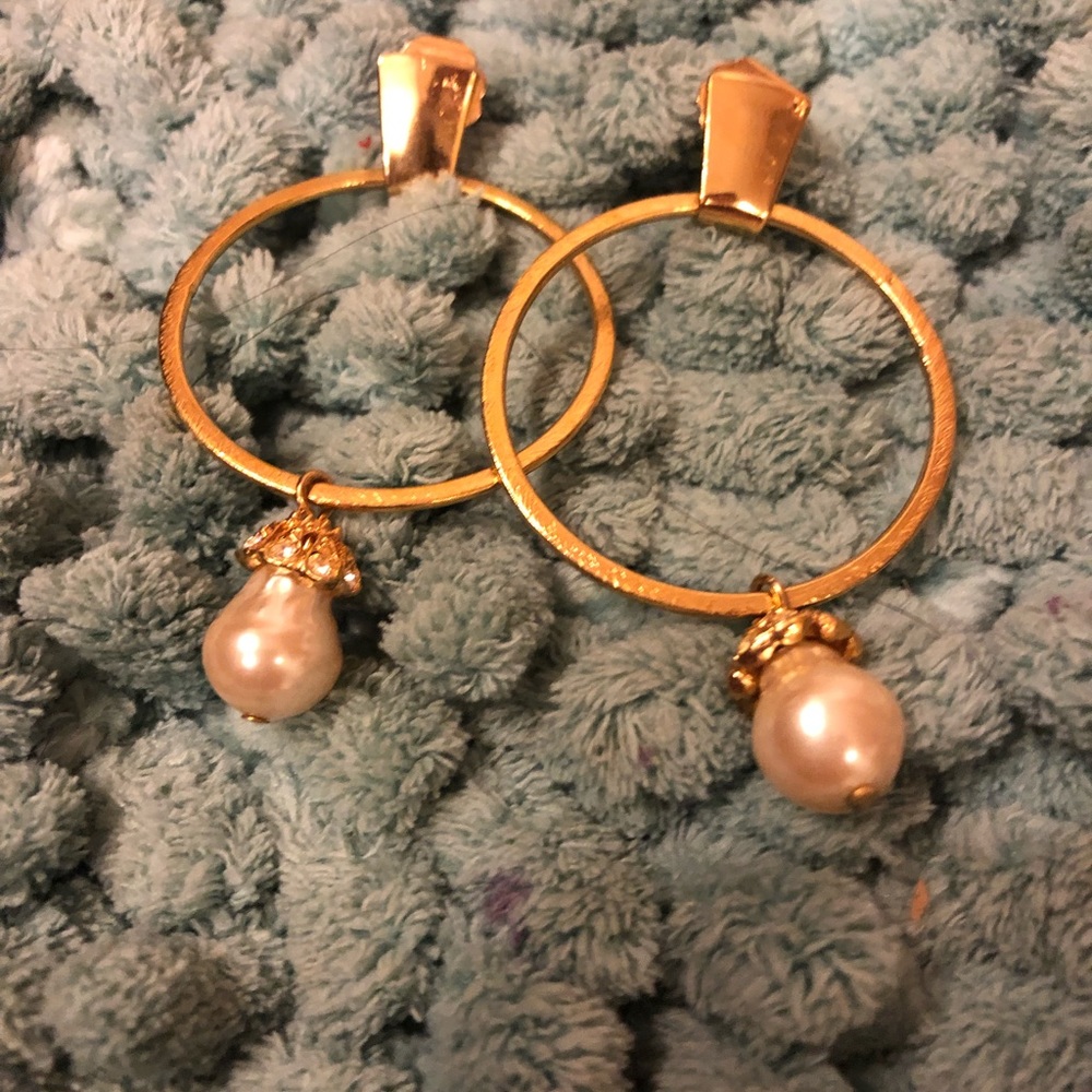 Gold circle earrings with pearl